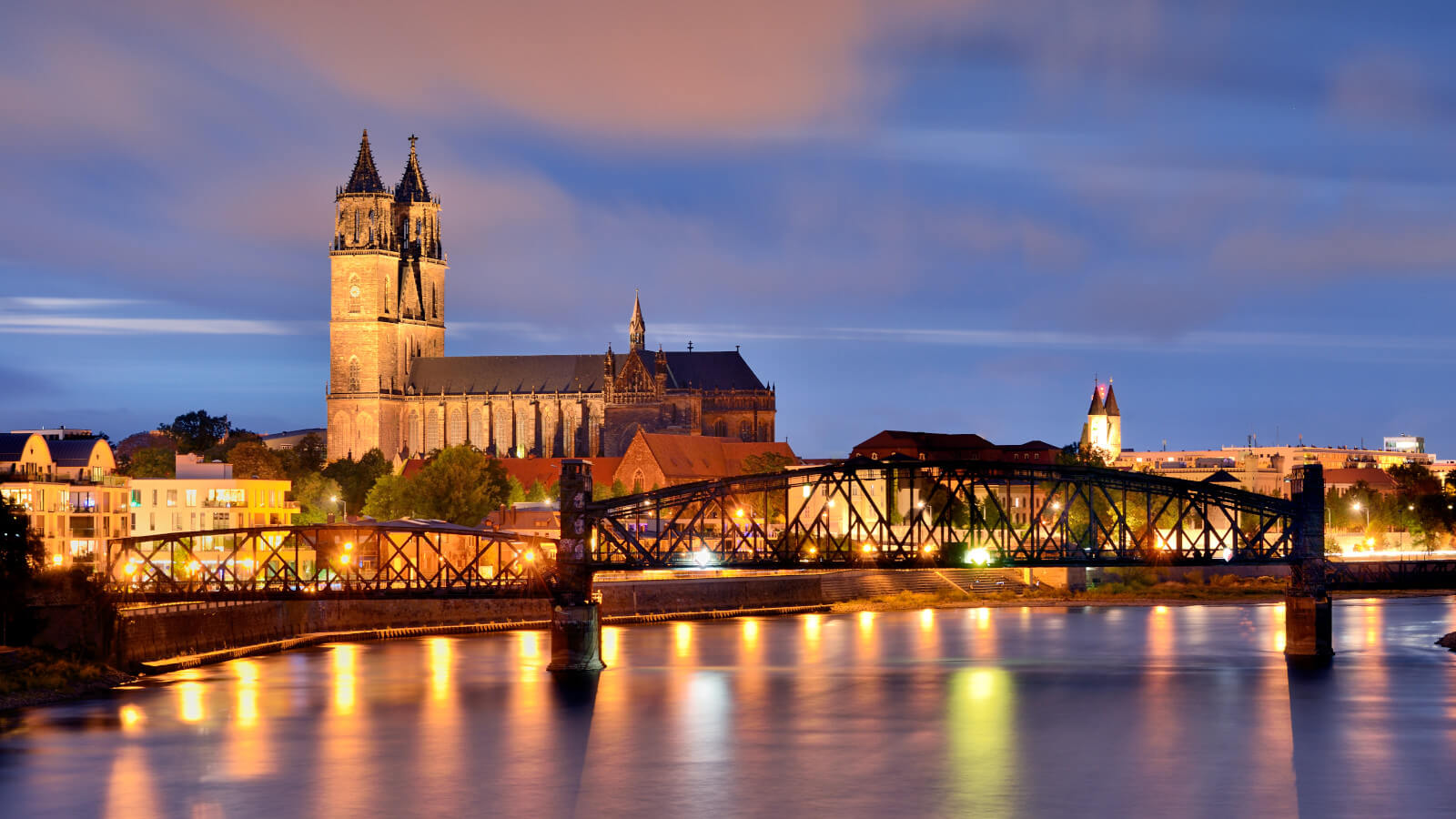 Magdeburg blick ueber die elbe auf den dom